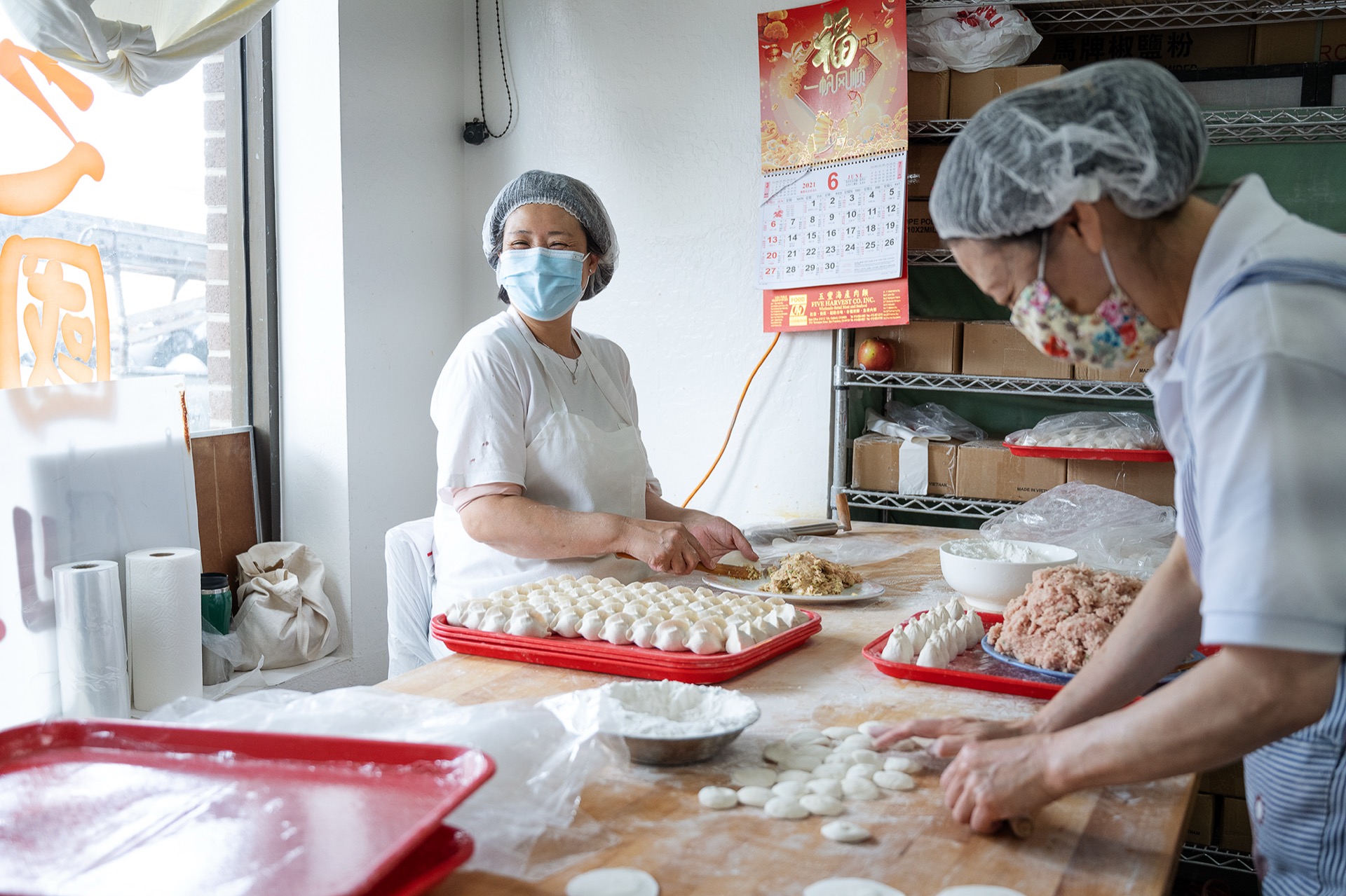兩位師傅並肩擀皮包餃子