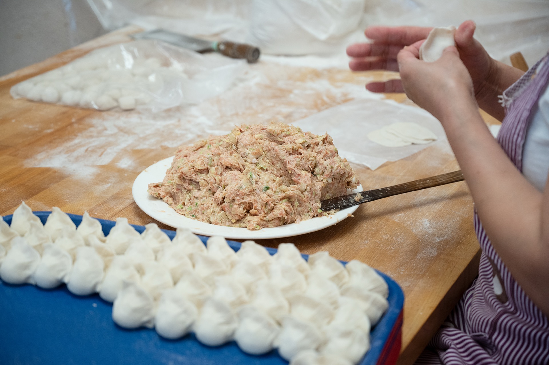 師傅手工包餃子配調好的肉餡